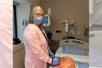 Une employée d'HSN participe à la formation sur l’intervention coronarienne percutanée (ICP).