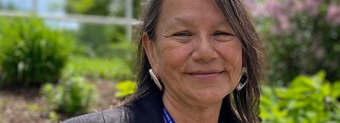 Voici Deanna Jones-Keeshig, directrice, Santé des Autochtones